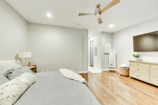 $4,200 | 2817 North Oakley Avenue, Unit 2N, Chicago, IL 60618