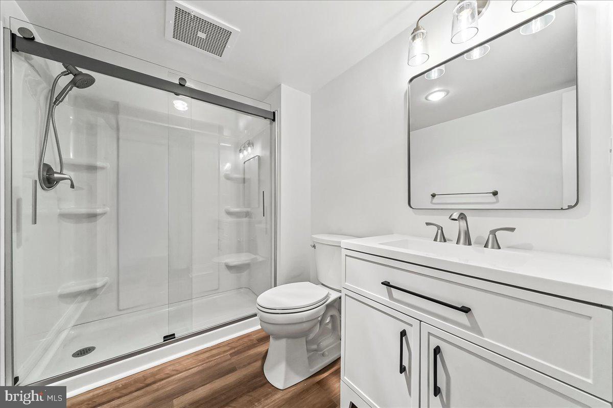 800 Avondale Road, Unit 5Q Wallingford, PA 19086 - Photo 15 of 25 a bathroom with a sink a toilet and a mirror