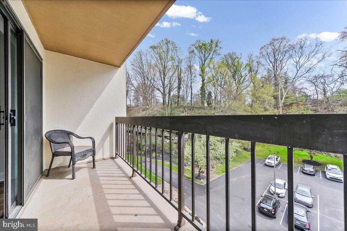 800 Avondale Road, Unit 5Q Wallingford, PA 19086 - Photo 19 of 25 a view of a chairs and table in the balcony