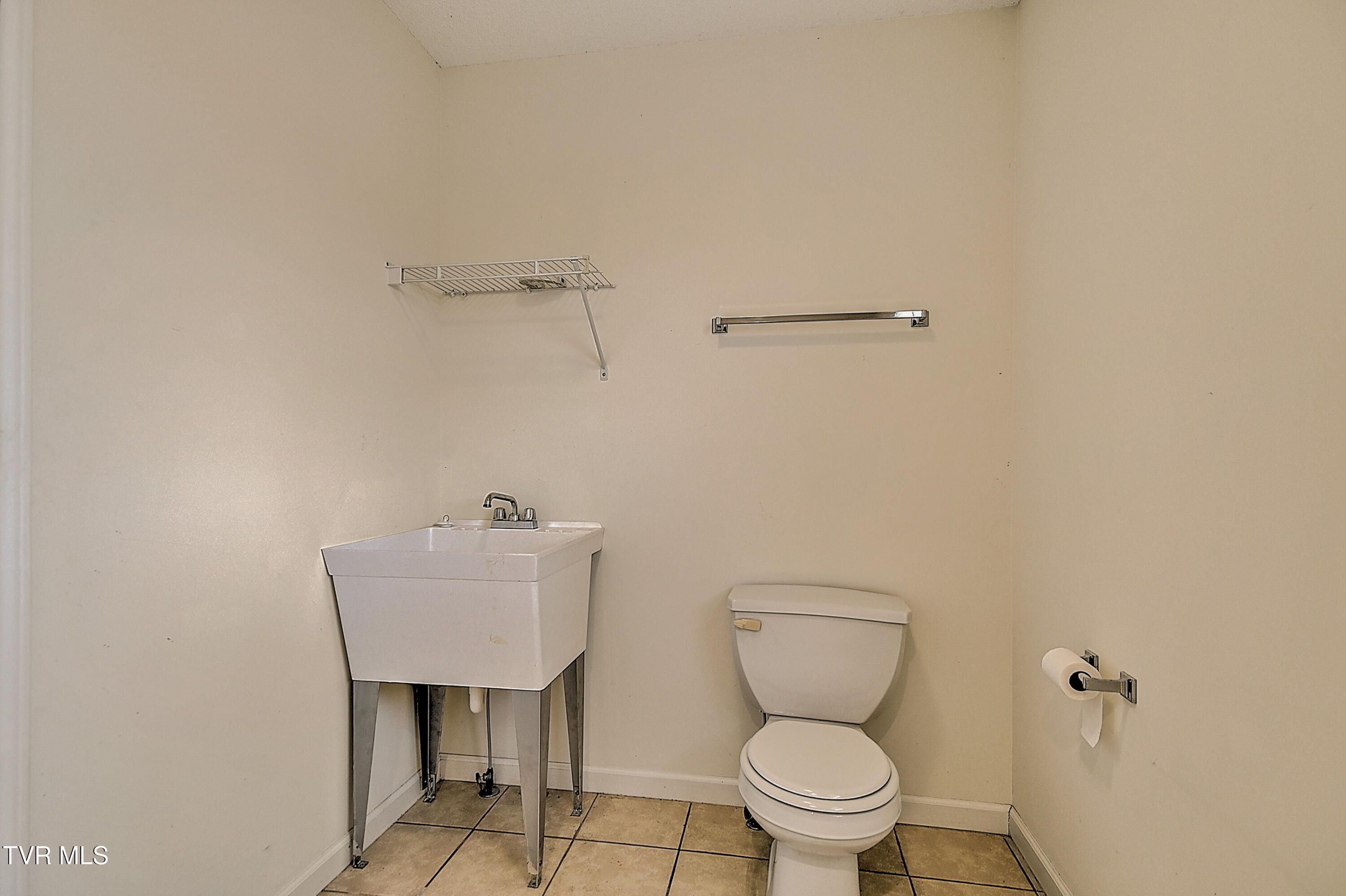 3103 Vicksburg Road Johnson City, TN 37604 - Photo 11 of 25 Laundry half-bath