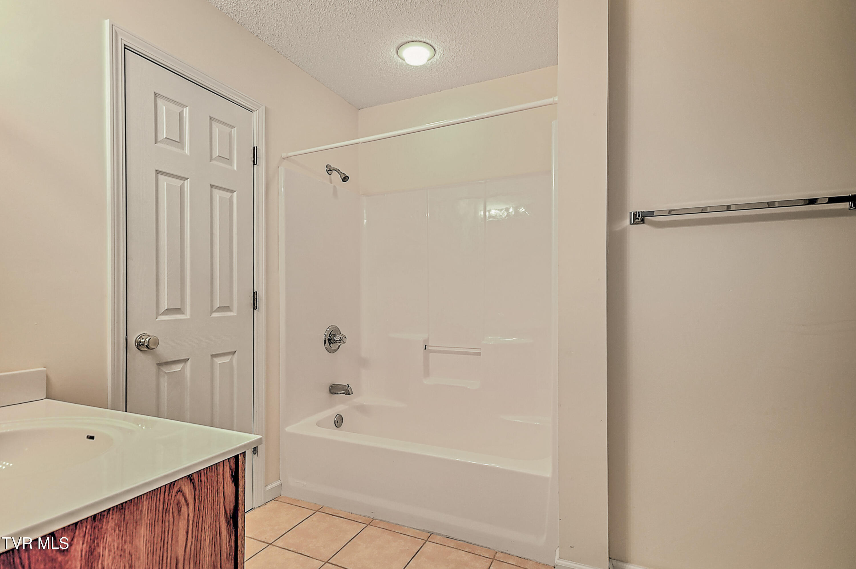 3103 Vicksburg Road Johnson City, TN 37604 - Photo 14 of 25 Full Bathroom