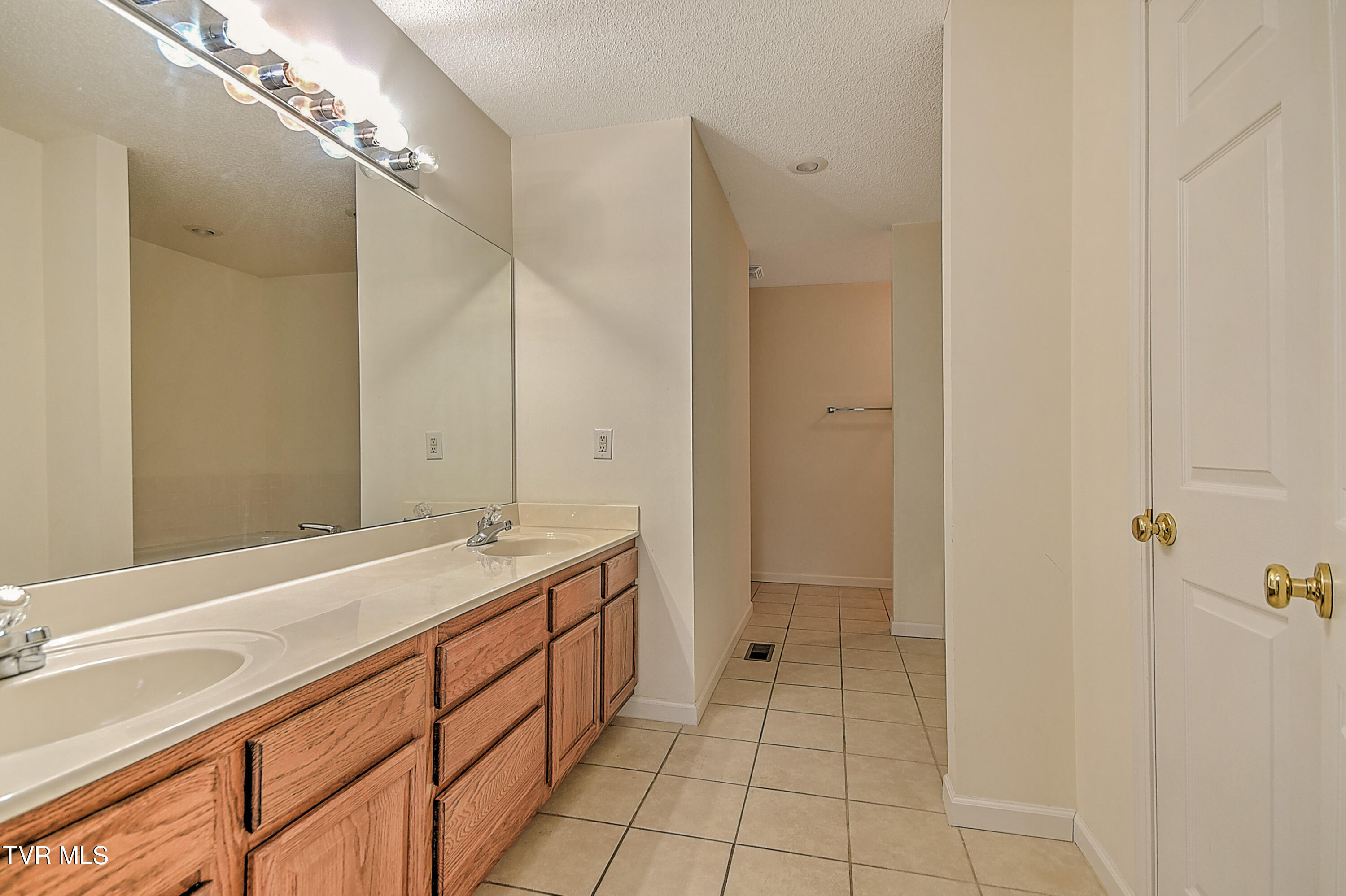 3103 Vicksburg Road Johnson City, TN 37604 - Photo 20 of 25 Primary En Suite