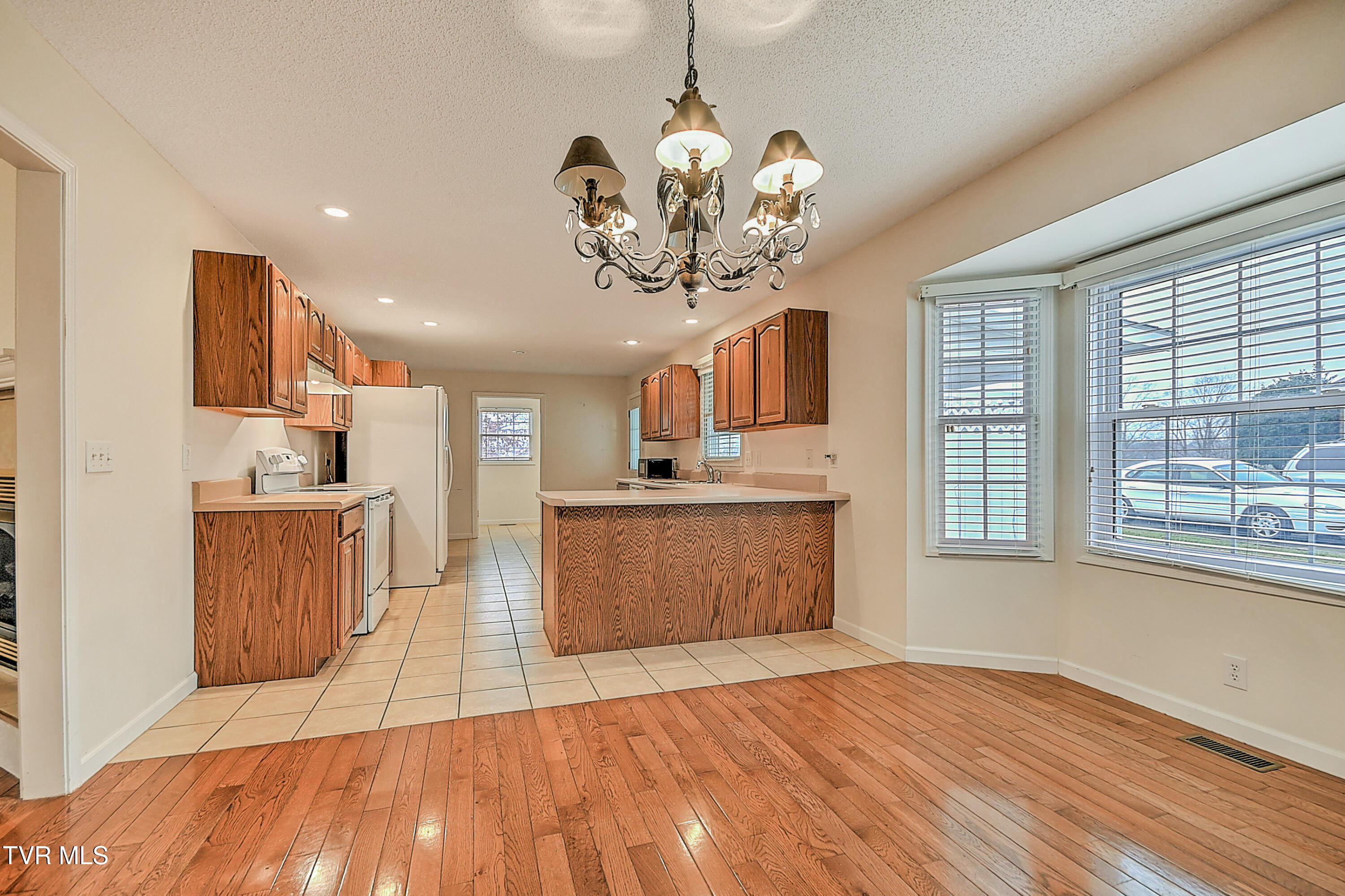3103 Vicksburg Road Johnson City, TN 37604 - Photo 7 of 25 Kitchen Dining combo 2