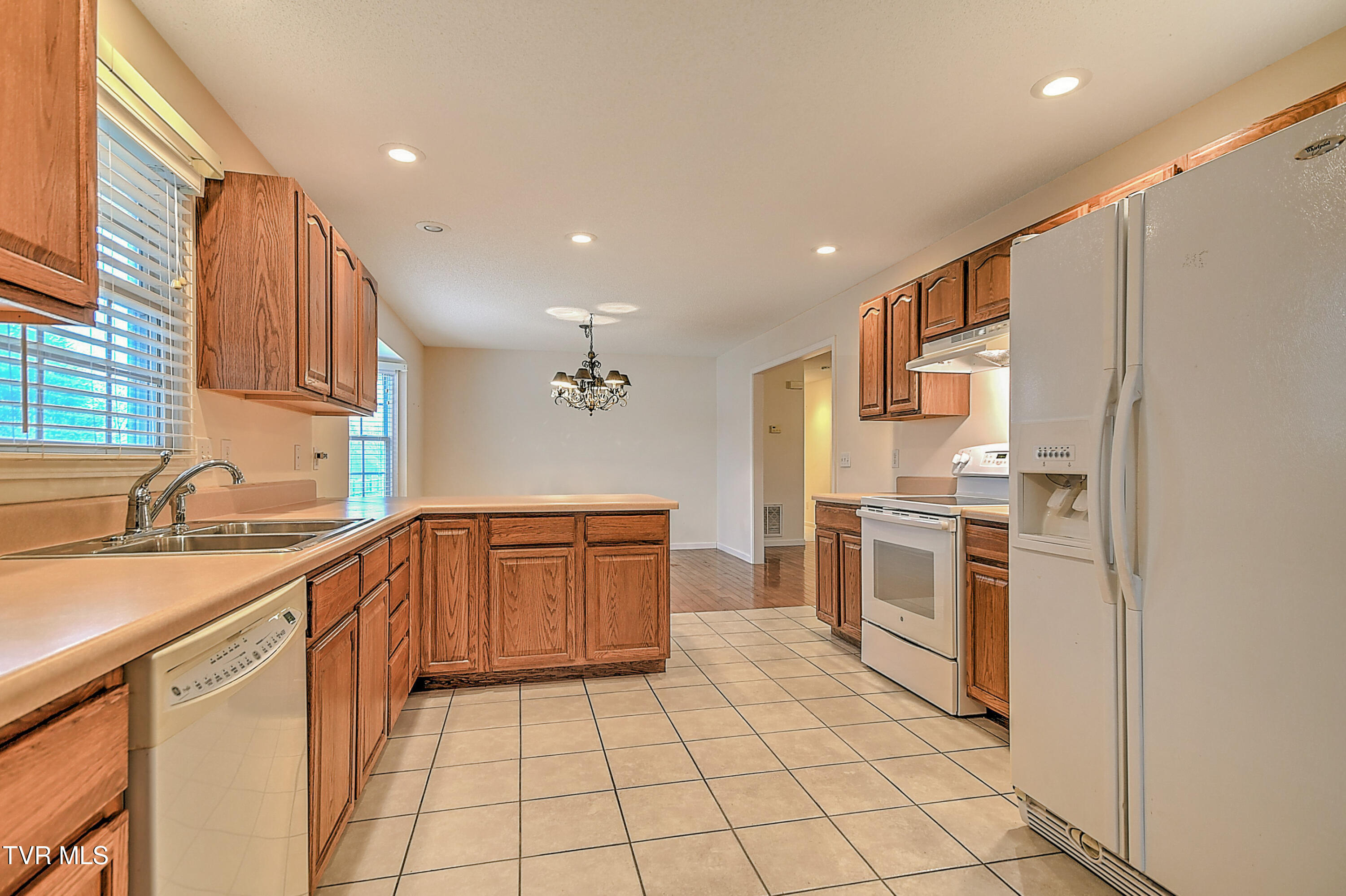3103 Vicksburg Road Johnson City, TN 37604 - Photo 9 of 25 Kitchen (from laundry room)