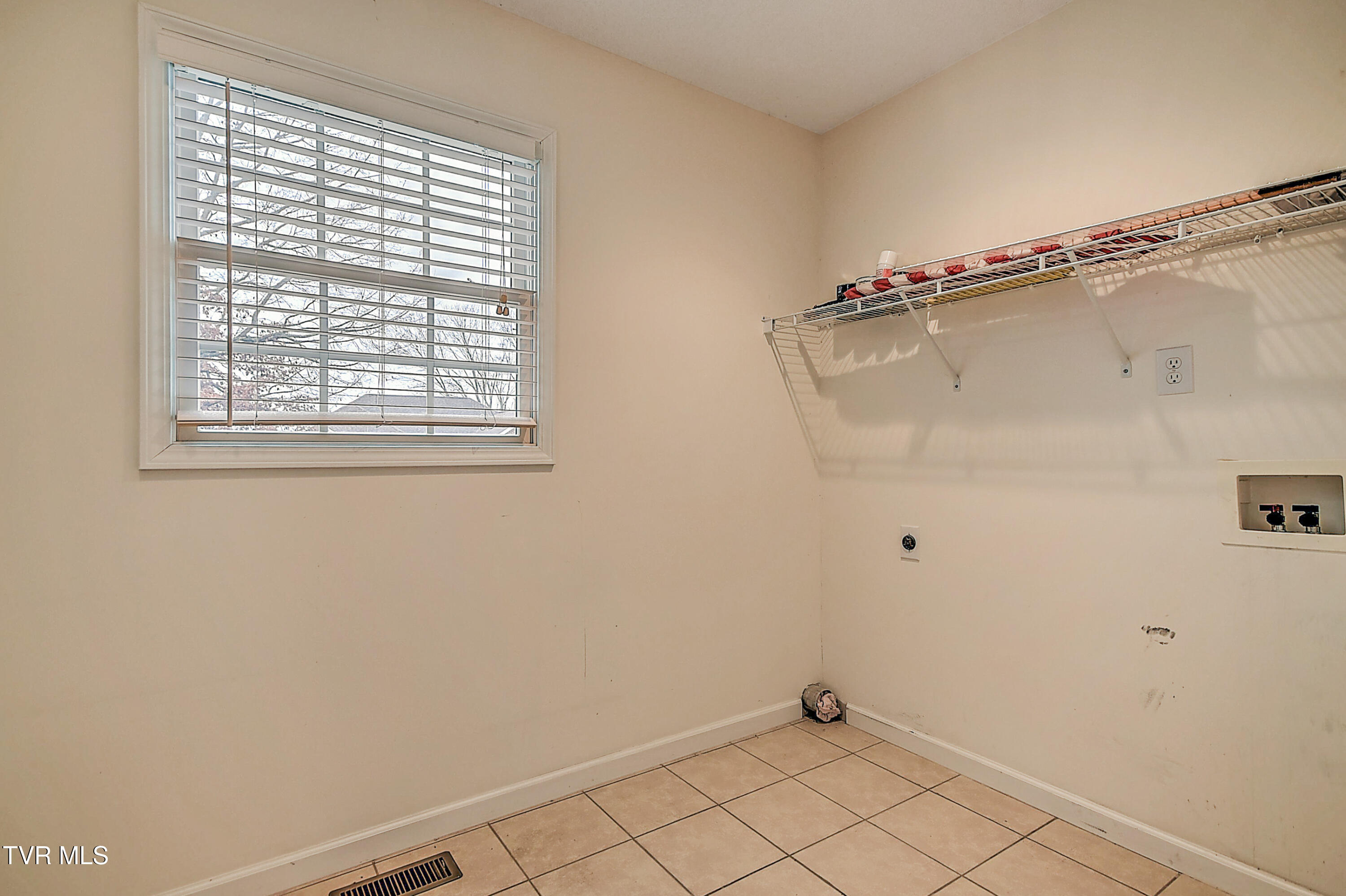 3103 Vicksburg Road Johnson City, TN 37604 - Photo 10 of 25 Laundry (off kitchen)