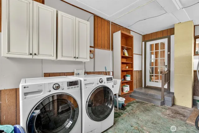 a view of entryway with washer and dryer