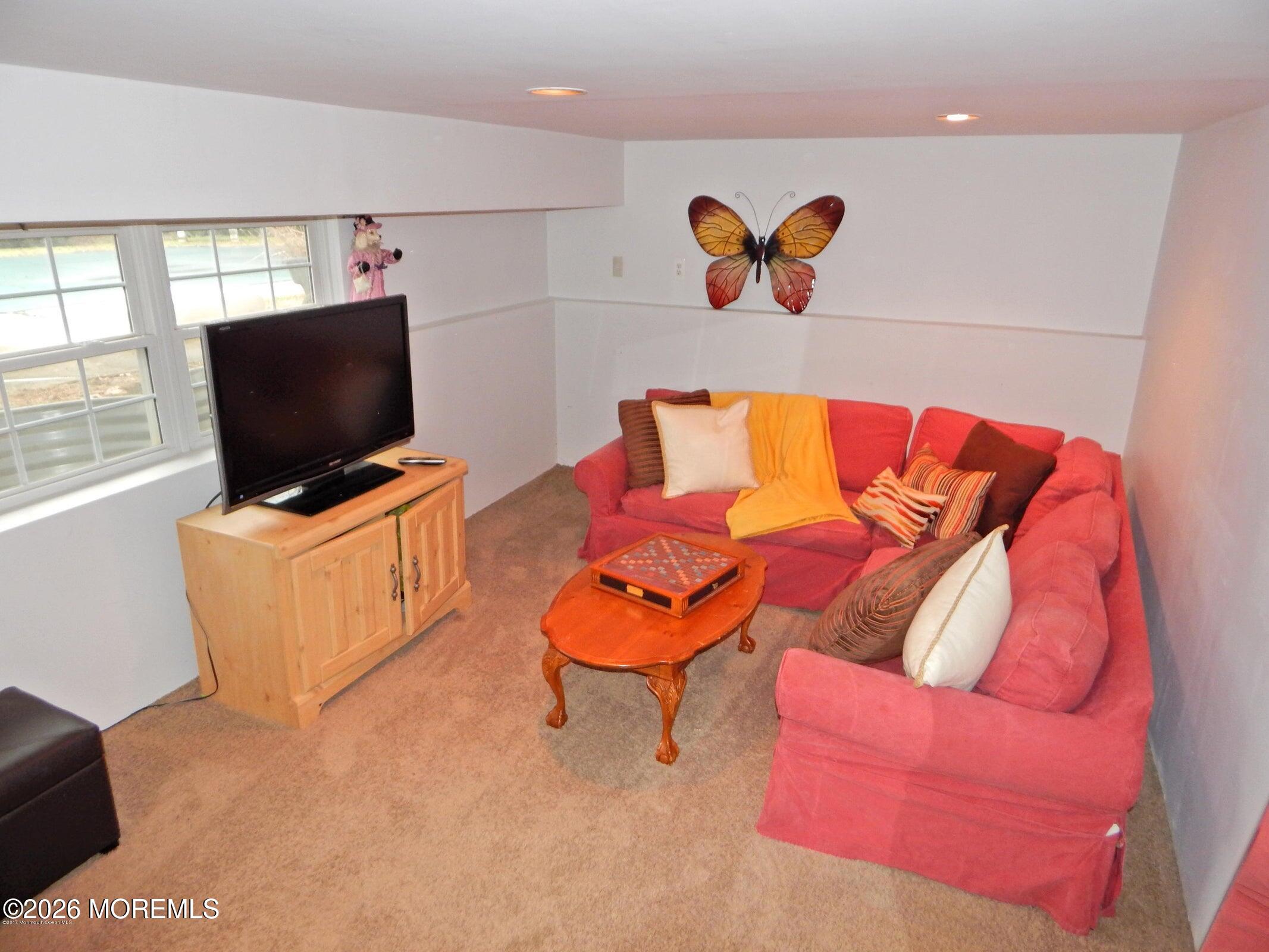 19 Peach Tree Road Oakhurst, NJ 07755 - Photo 6 of 11 20170117234303797415000000-o