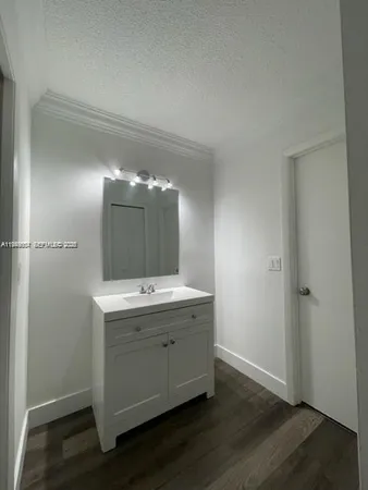 $2,550 | 321 Lakeview Drive, Unit 105, Weston, FL 33326