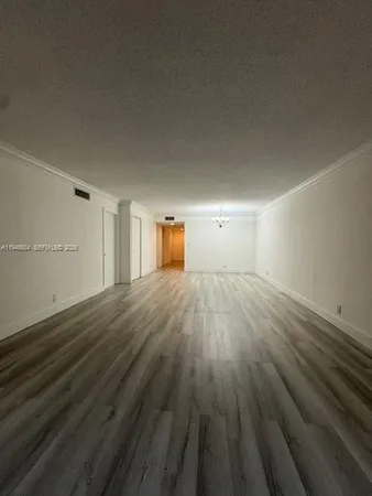 $2,550 | 321 Lakeview Drive, Unit 105, Weston, FL 33326