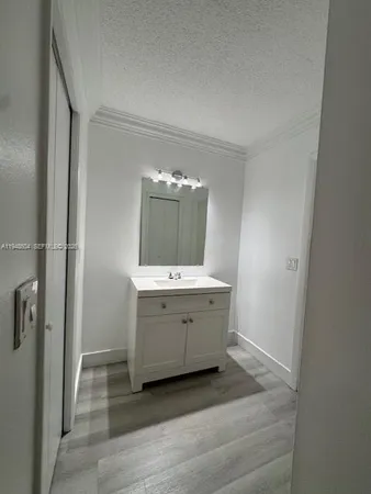$2,550 | 321 Lakeview Drive, Unit 105, Weston, FL 33326