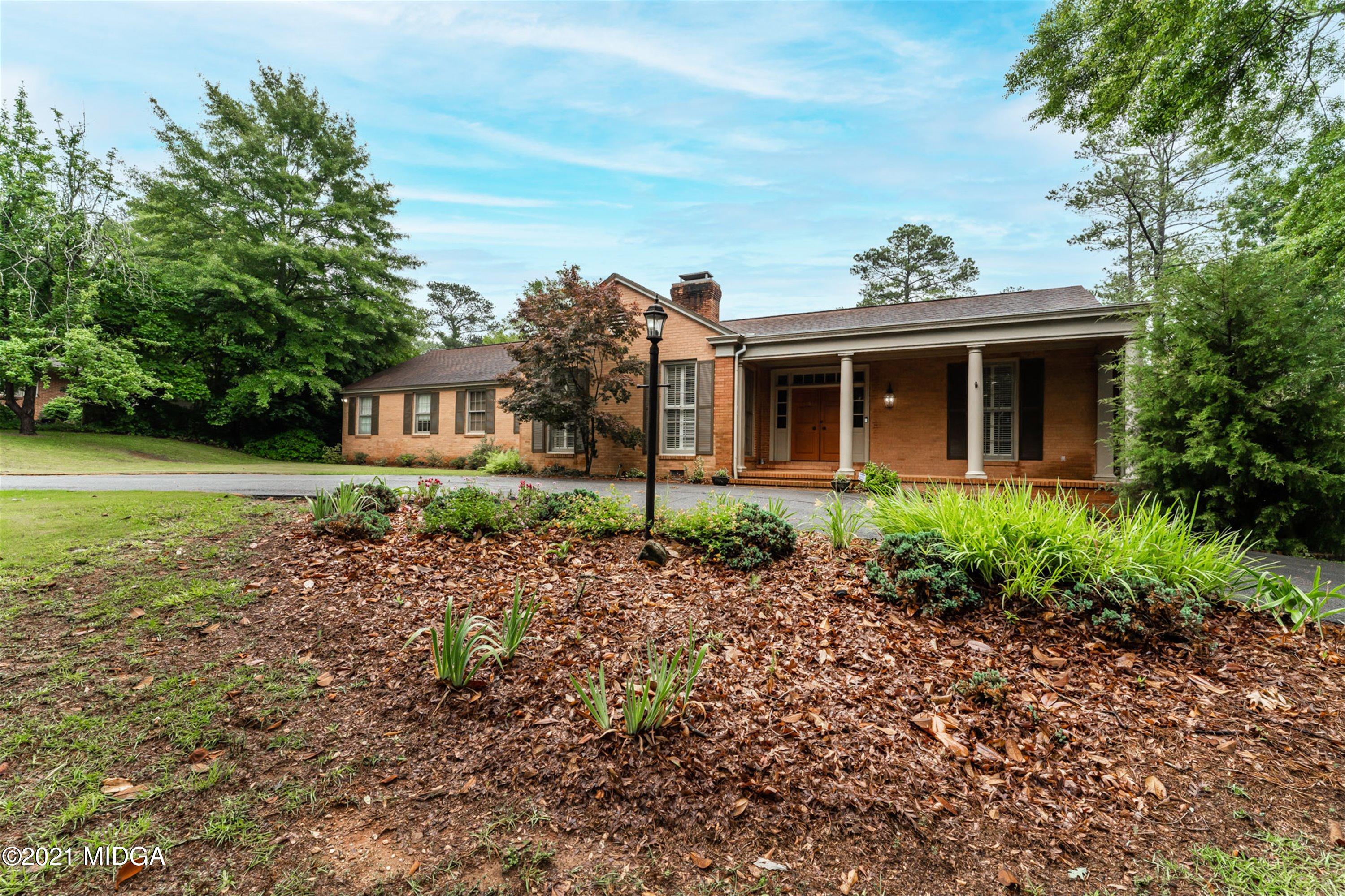 1845 Lincoln Road Macon, GA 31211 - Photo 4 of 31 a front view of a house with garden