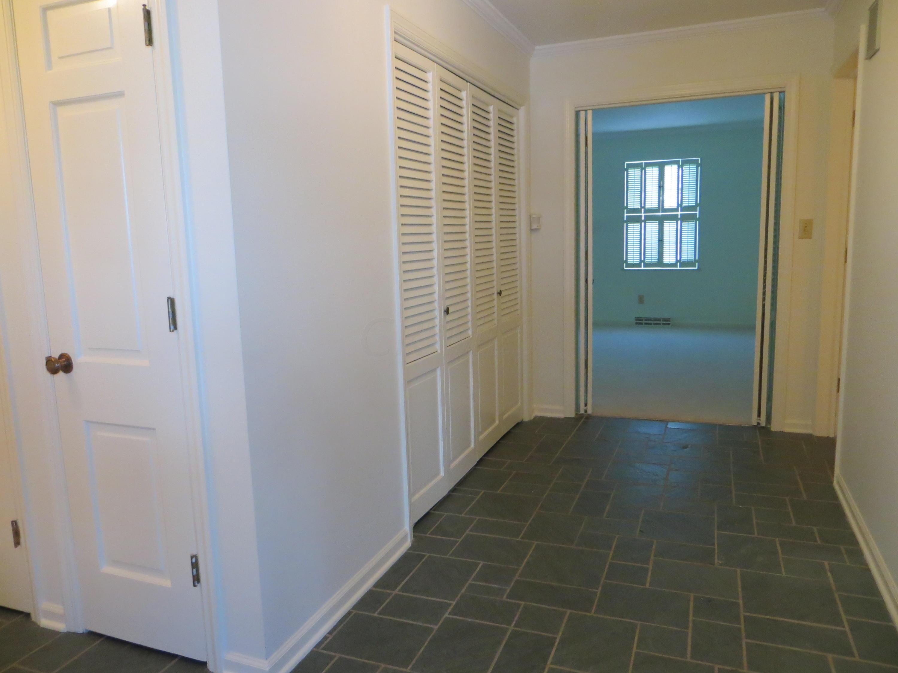 3151 Carisbrook Road Upper Arlington, OH 43221 - Photo 9 of 32