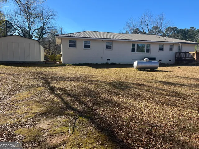 a view of a house with backyard and garden