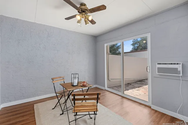 a view of a backyard