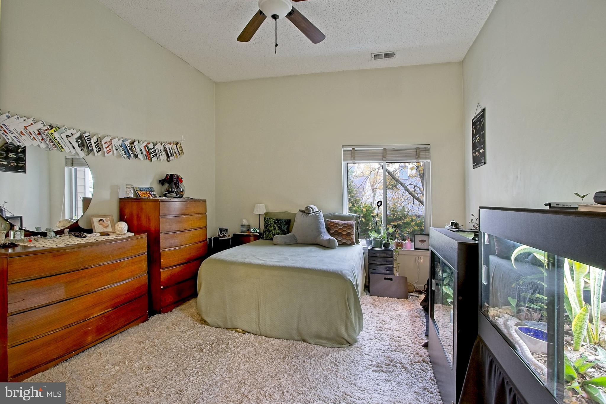 11045 Villaridge Court Reston, VA 20191 - Photo 18 of 38 Primary bedroom with ceiling fan