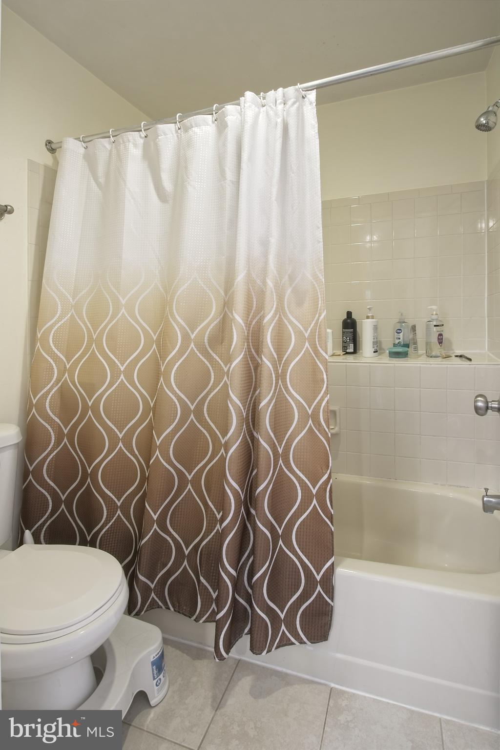 11045 Villaridge Court Reston, VA 20191 - Photo 21 of 38 Tub/shower combo in primary bathroom