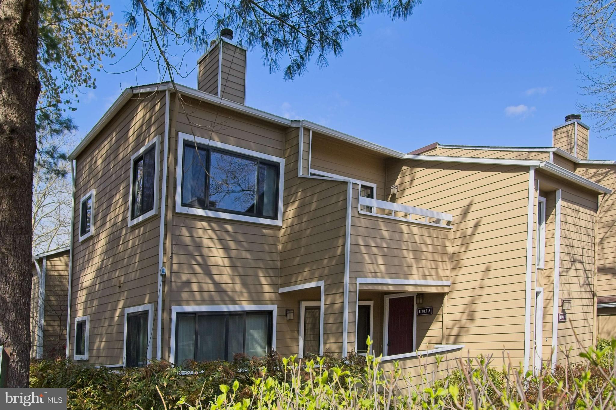11045 Villaridge Court Reston, VA 20191 - Photo 3 of 38 Another view of both the front and side areas