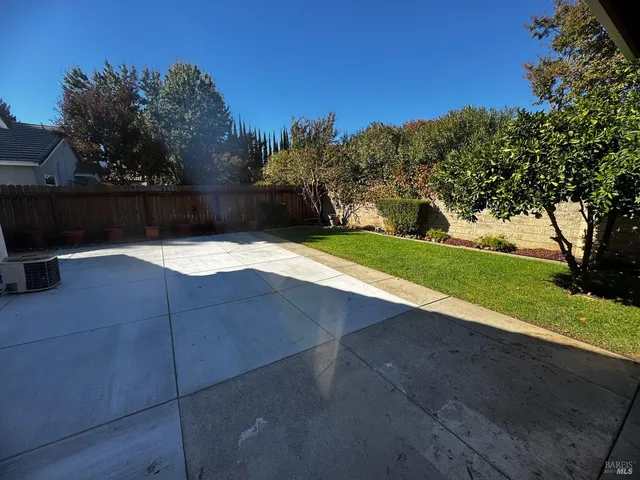 a view of a backyard