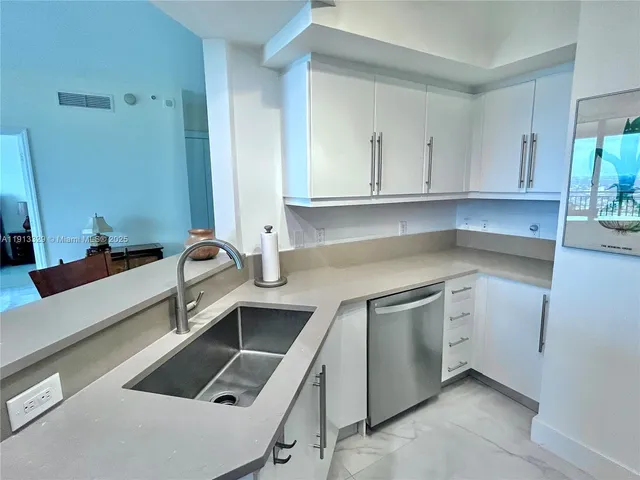 $3,650 | 888 Douglas Road, Unit PH05, Coral Gables, FL 33134