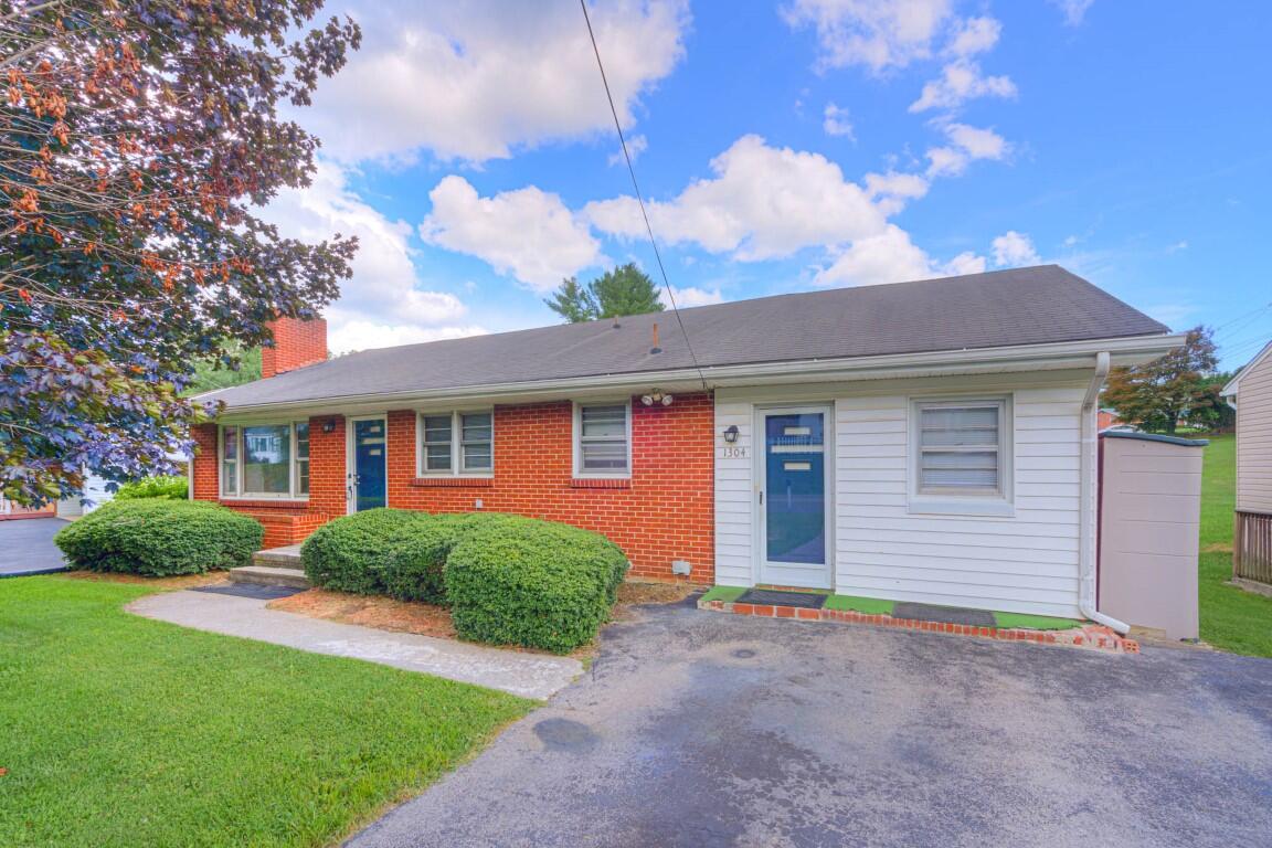 1304 Newbern Road Pulaski, VA 24301 - Photo 4 of 35 1304_Newbern_Web-4