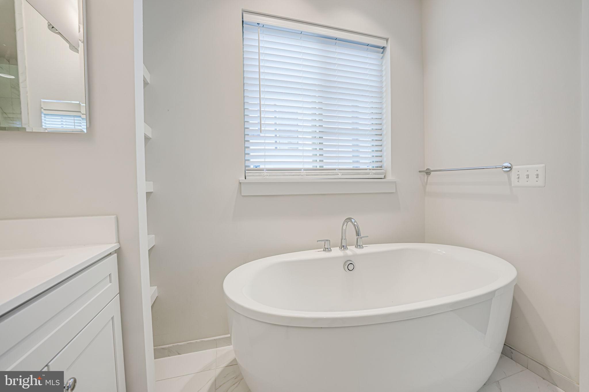 2865 Lowen Valley Road Alexandria, VA 22303 - Photo 17 of 34 Soaking tub primary Bathroom