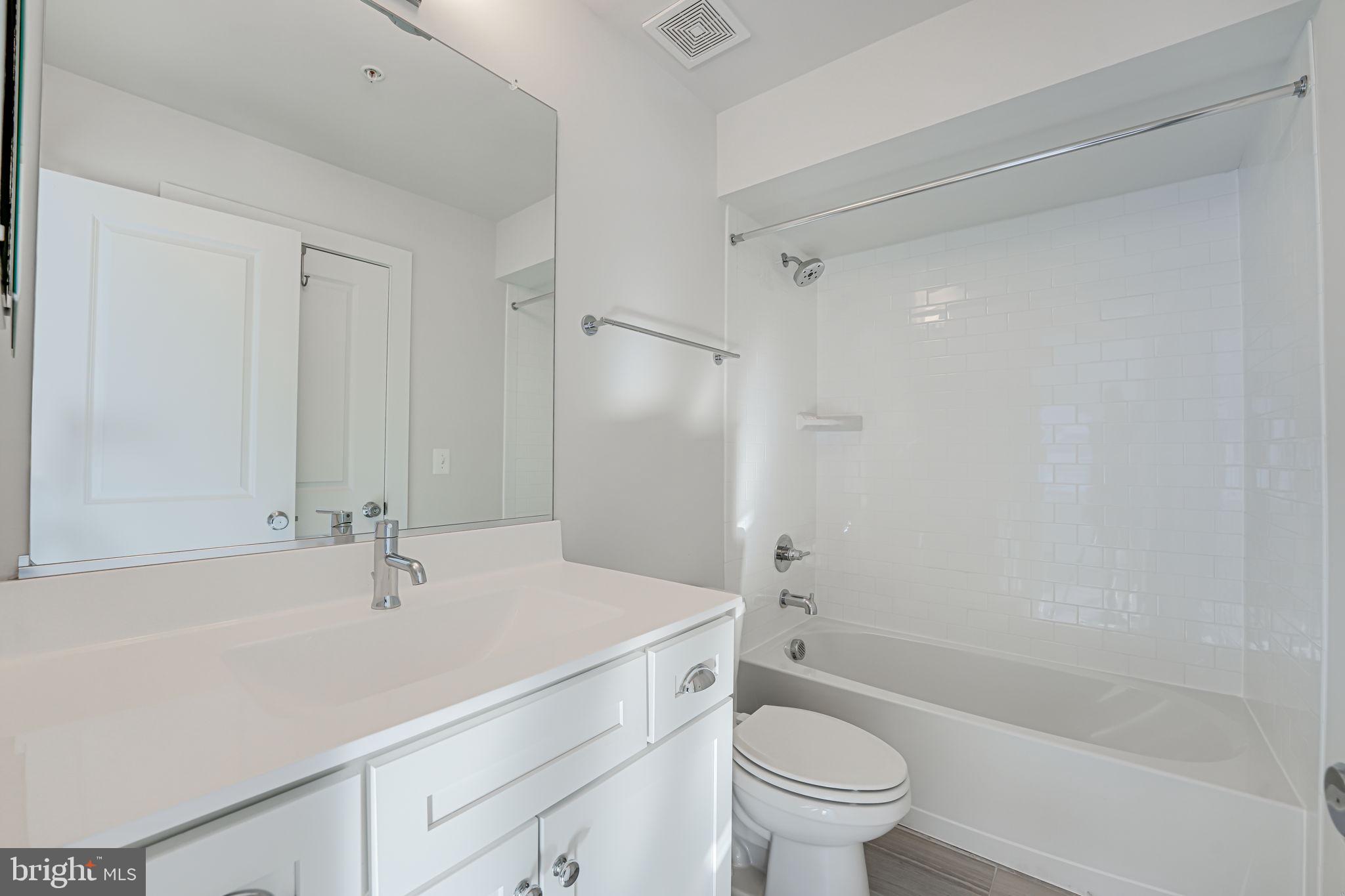 2865 Lowen Valley Road Alexandria, VA 22303 - Photo 26 of 34 4th level full bathroom
