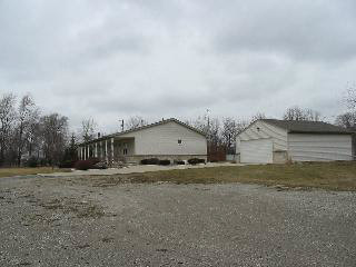 2104 East Rauch Road Erie, MI 48133 - Photo 4 of 19 Side view & garage