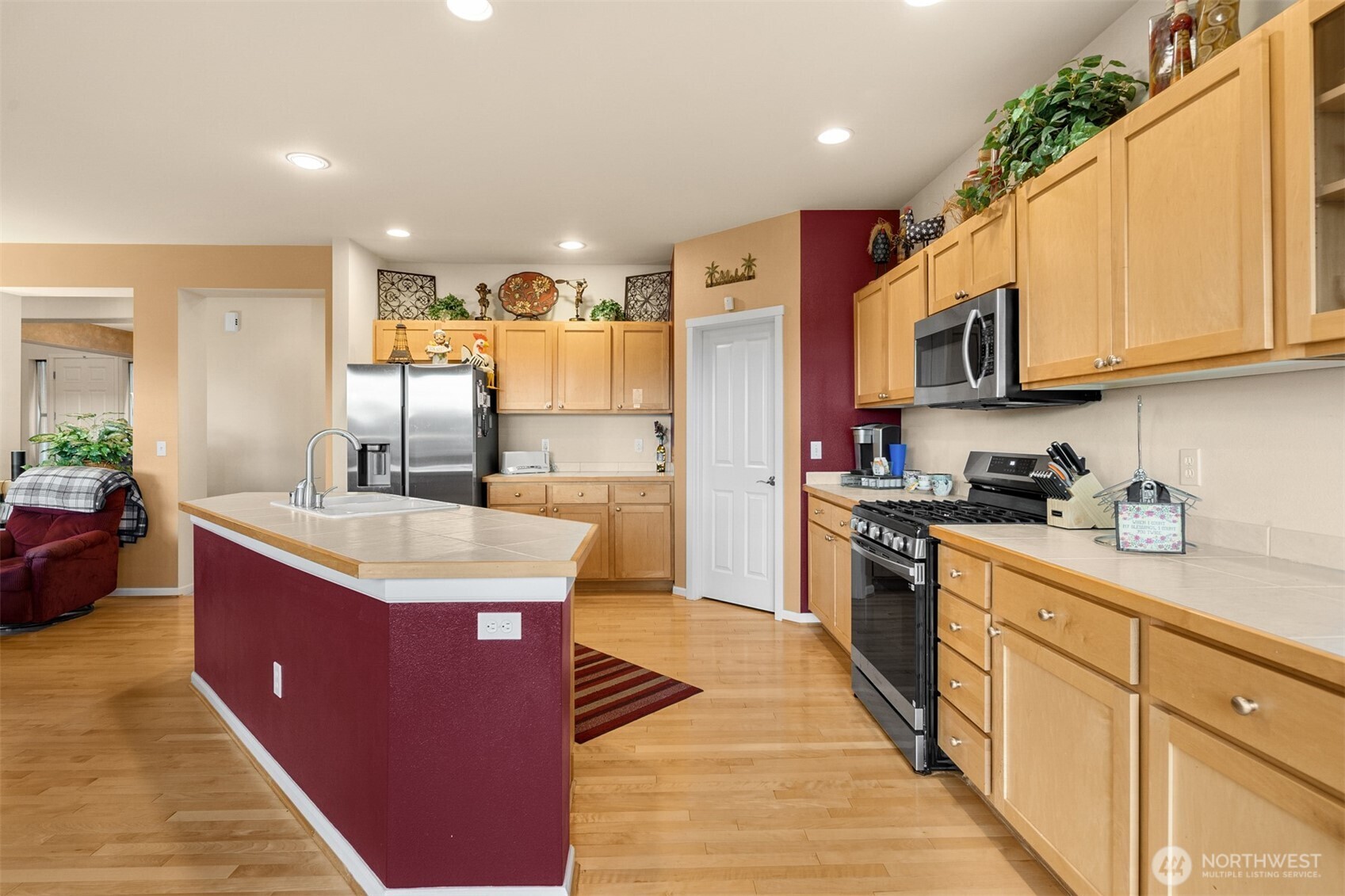 1306 68th Street Southeast Auburn, WA 98092 - Photo 13 of 39 a large kitchen with stainless steel appliances granite countertop a stove a sink dishwasher and a refrigerator