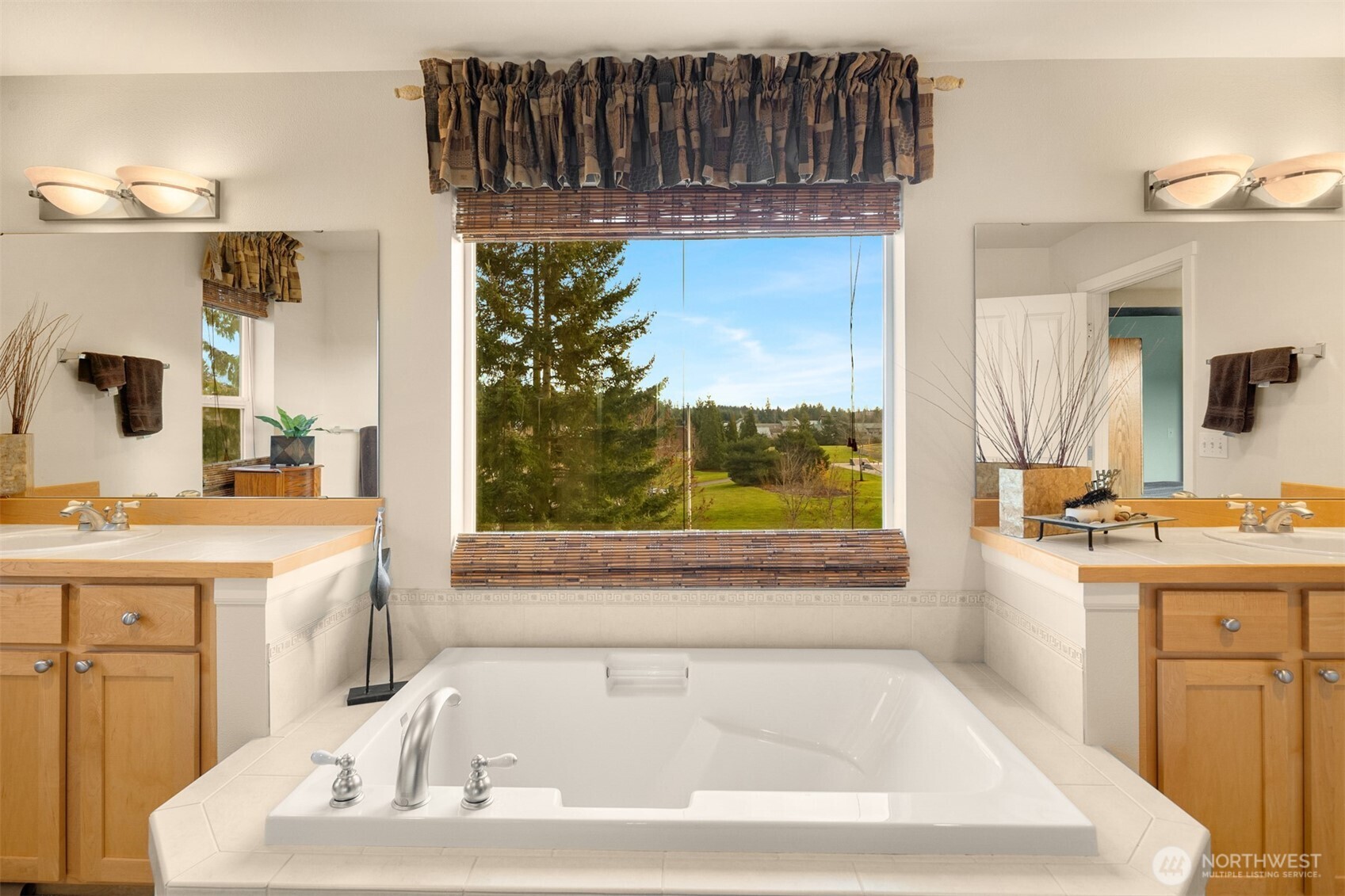 1306 68th Street Southeast Auburn, WA 98092 - Photo 17 of 39 a bathroom with a bathtub sink and mirror