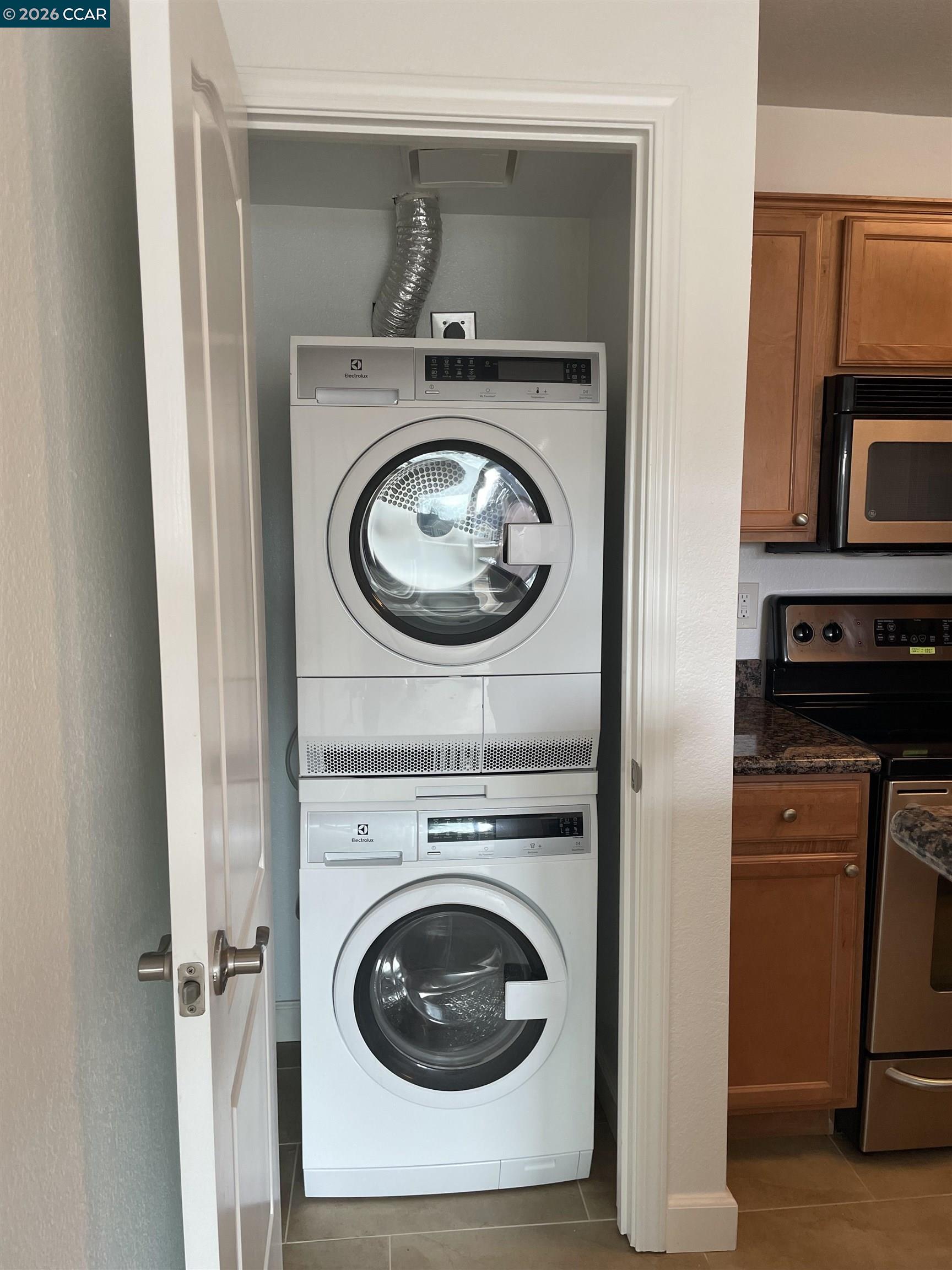 140 Reflections Drive, Unit 21 San Ramon, CA 94583 - Photo 9 of 34 a utility room with dryer and washer