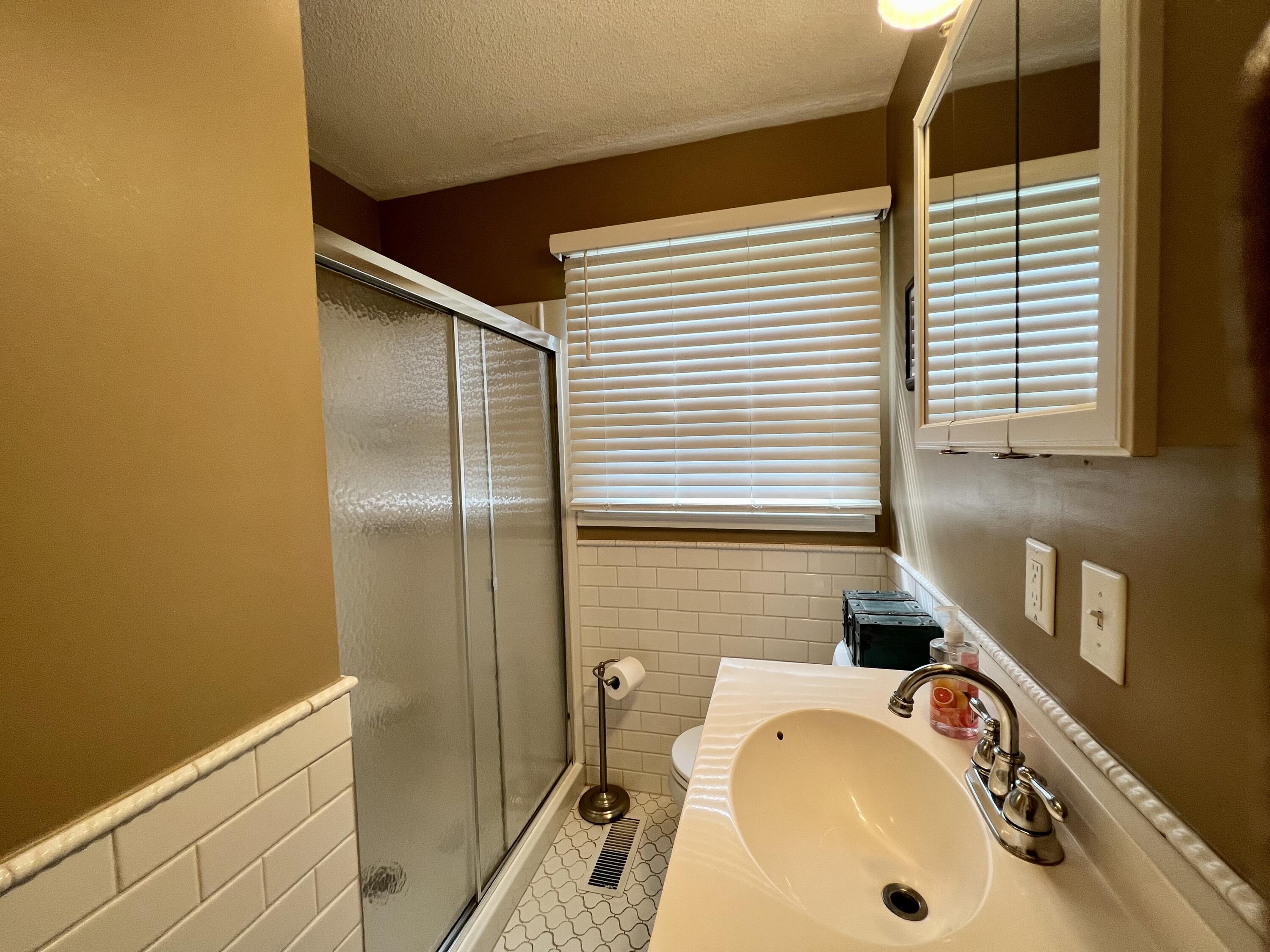 705 Cedar Valley Road Bristol, TN 37620 - Photo 24 of 39 IMG_3512