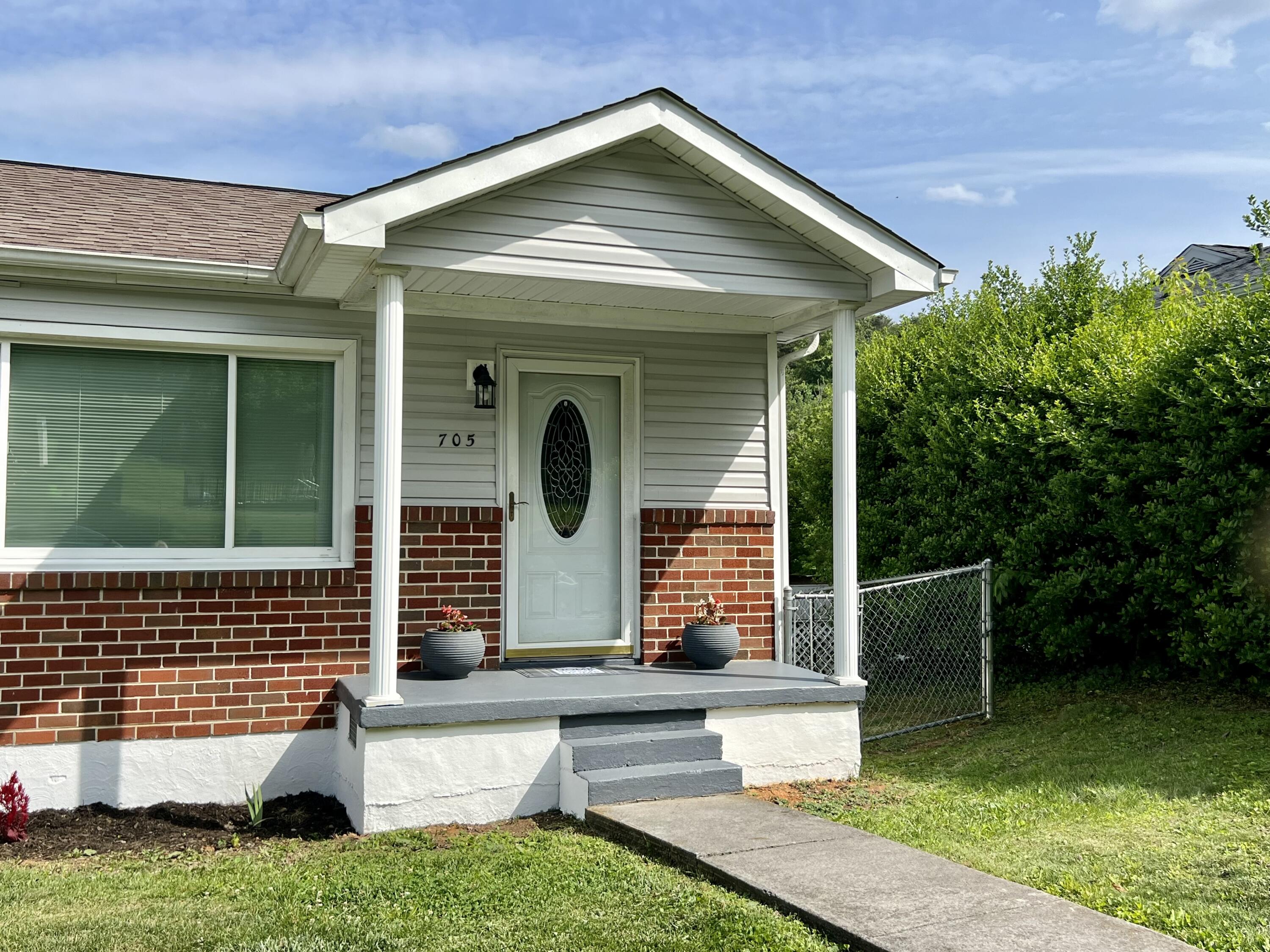 705 Cedar Valley Road Bristol, TN 37620 - Photo 5 of 39 IMG_3486