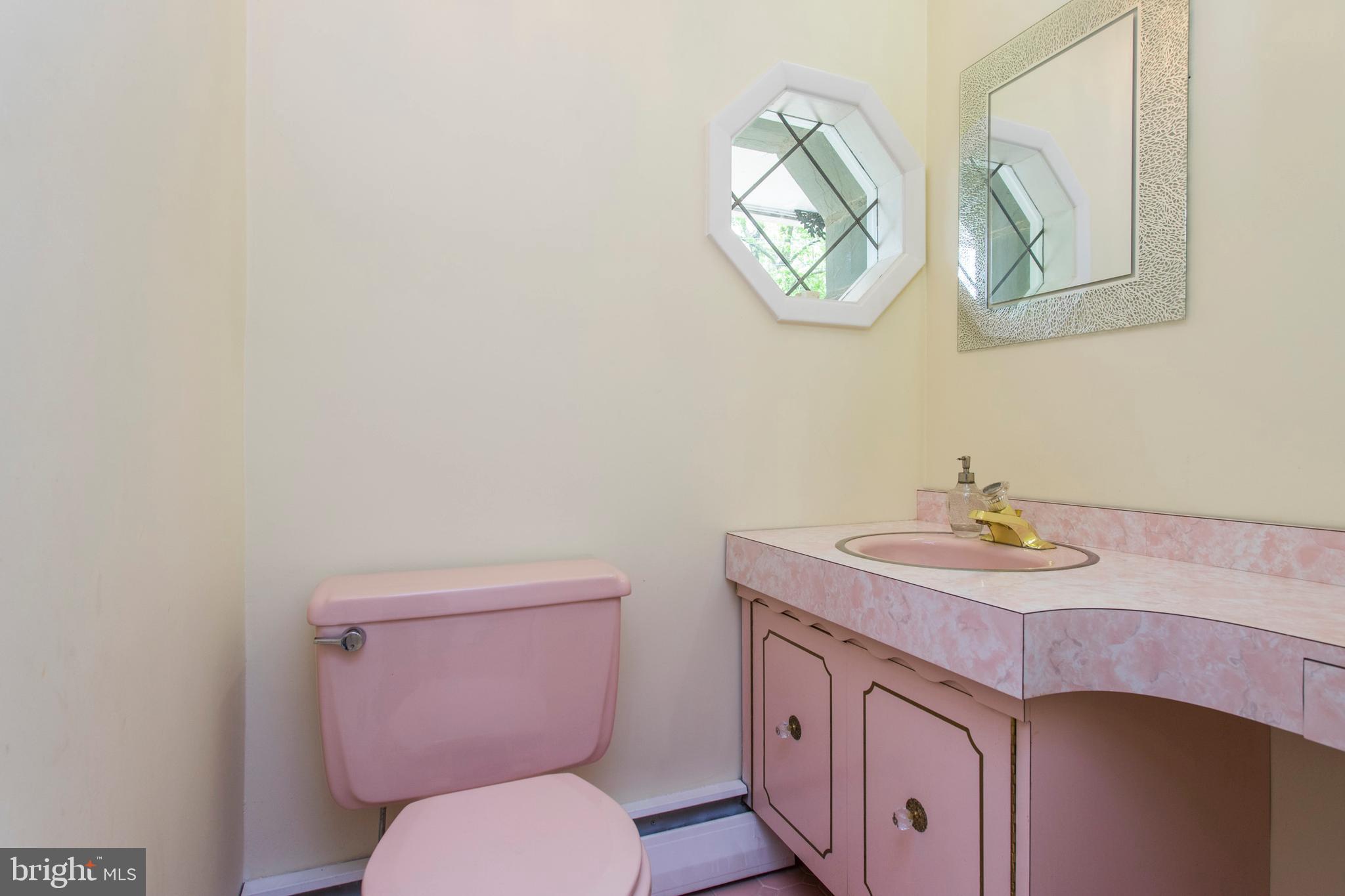 505 Ellis Road Havertown, PA 19083 - Photo 39 of 47 1st Floor Powder Room