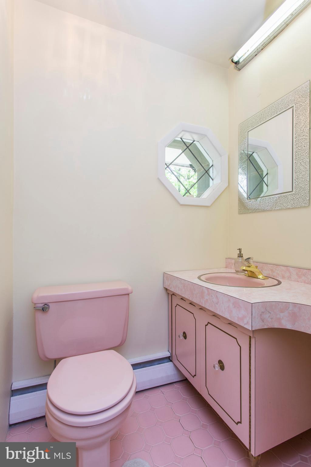 505 Ellis Road Havertown, PA 19083 - Photo 40 of 47 1st Floor Powder Room