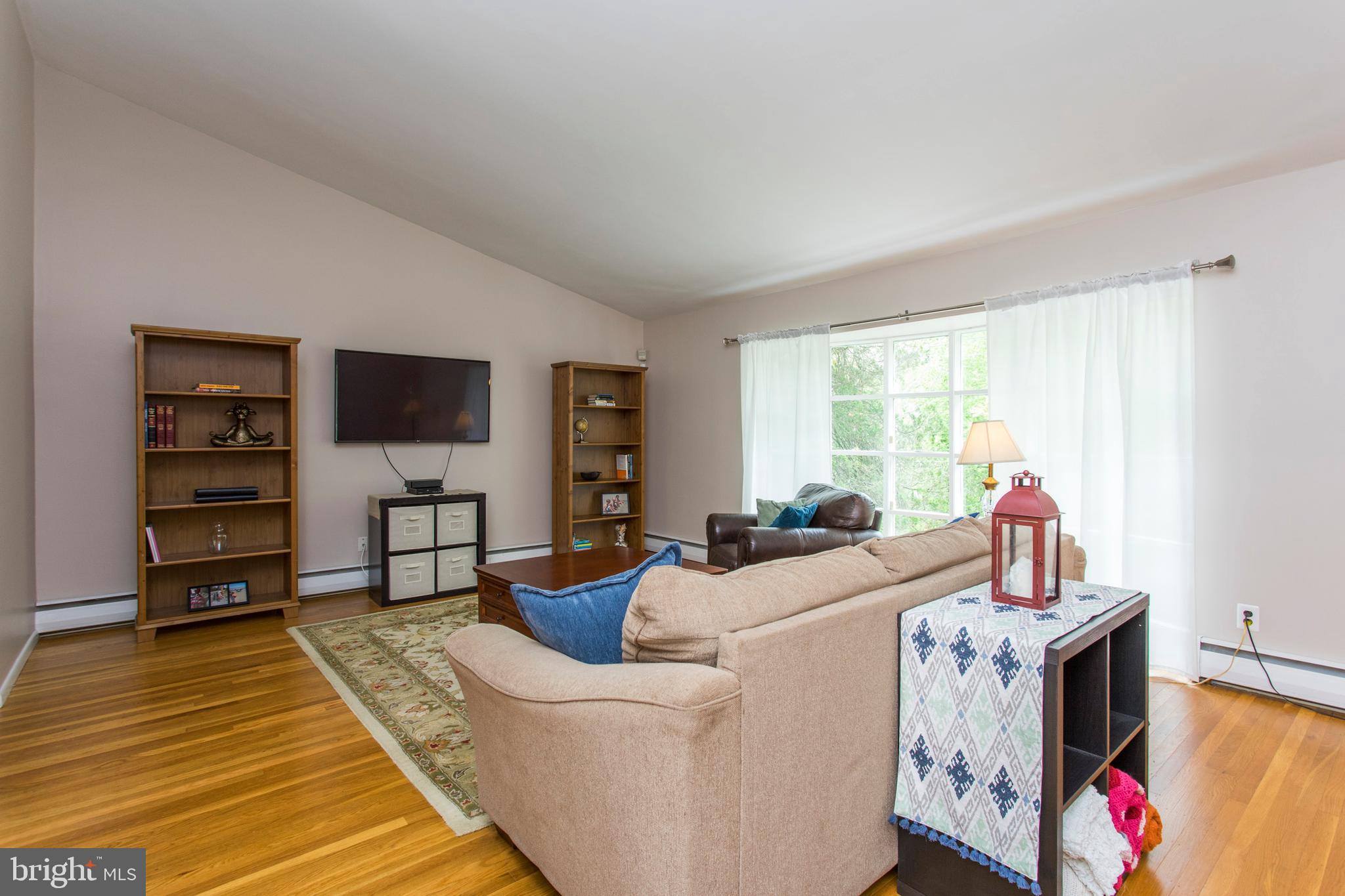 505 Ellis Road Havertown, PA 19083 - Photo 6 of 47 Living Room