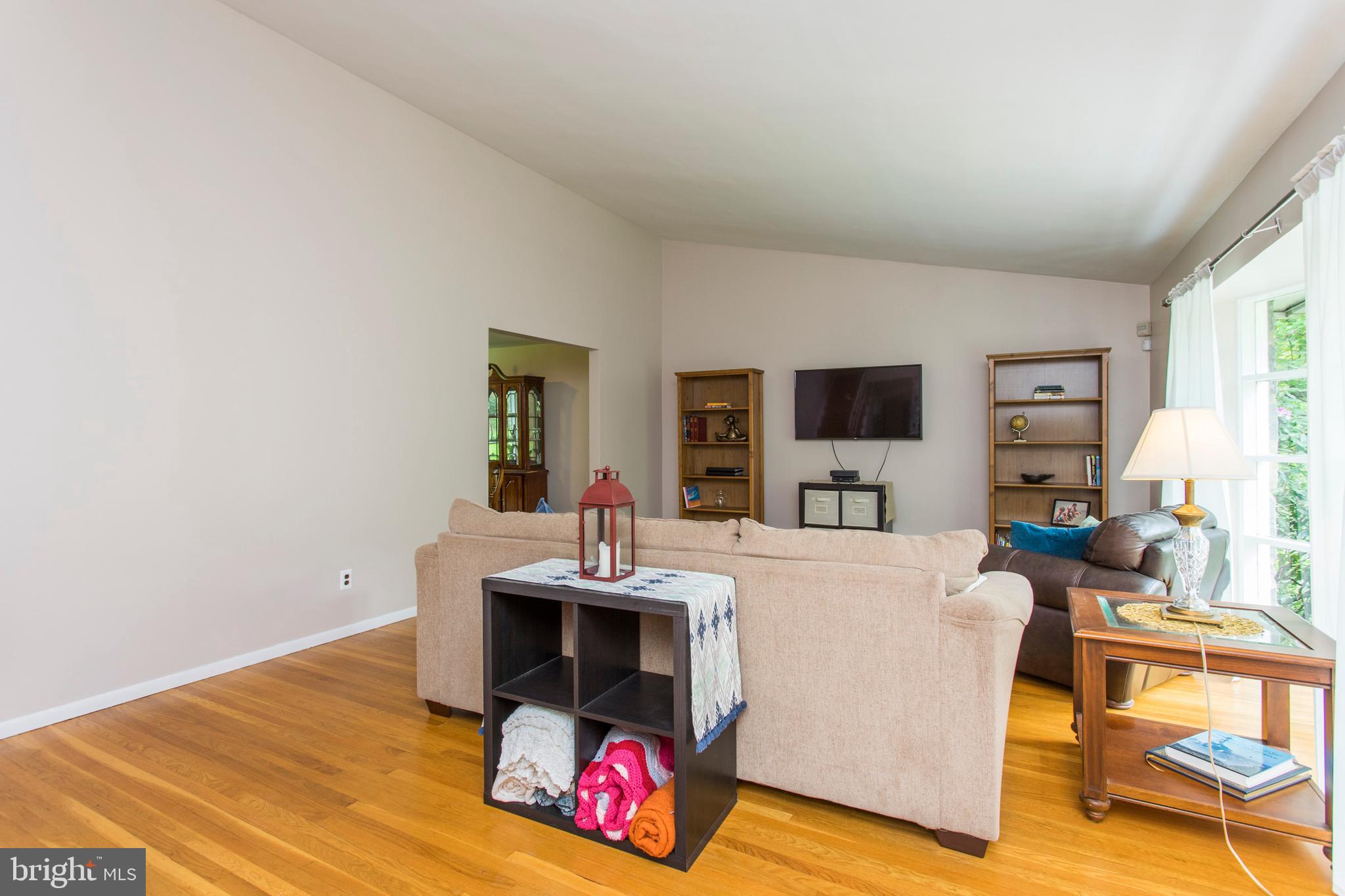 505 Ellis Road Havertown, PA 19083 - Photo 7 of 47 Living Room