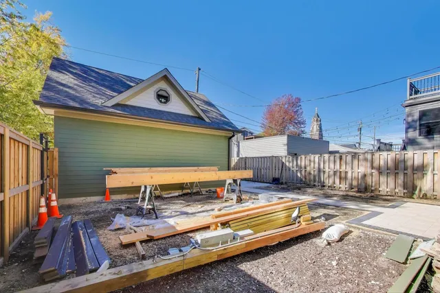 a view of a house with backyard and porch