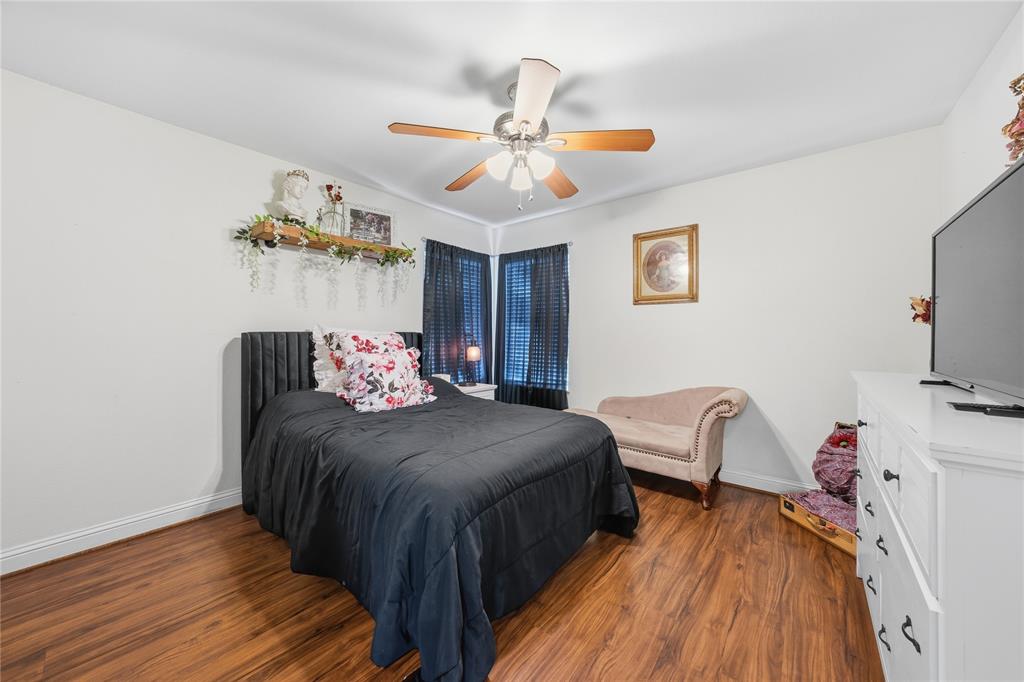 5262 Rio Vista Malakoff, TX 75148 - Photo 18 of 29 a bedroom with a bed and wooden floor