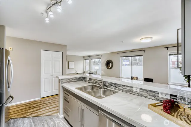 $340,000 | 10511 Midvale Avenue North, Unit 302, Seattle, WA 98133