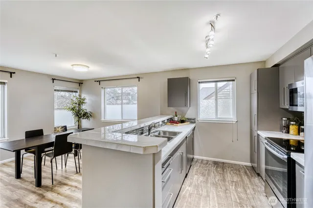 $340,000 | 10511 Midvale Avenue North, Unit 302, Seattle, WA 98133