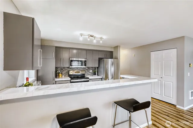 $340,000 | 10511 Midvale Avenue North, Unit 302, Seattle, WA 98133