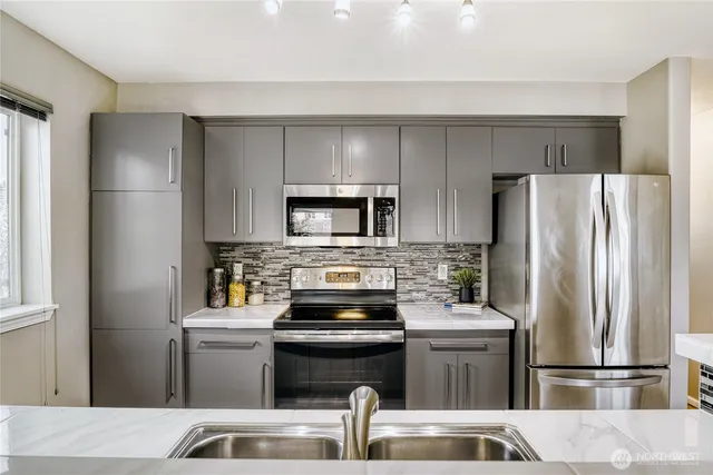 $340,000 | 10511 Midvale Avenue North, Unit 302, Seattle, WA 98133