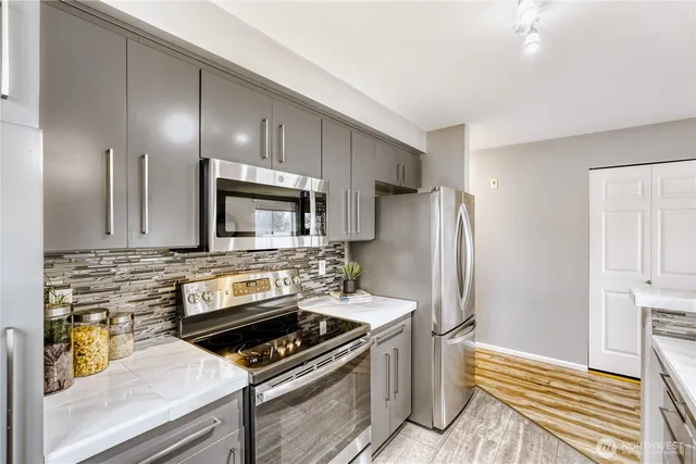 $340,000 | 10511 Midvale Avenue North, Unit 302, Seattle, WA 98133