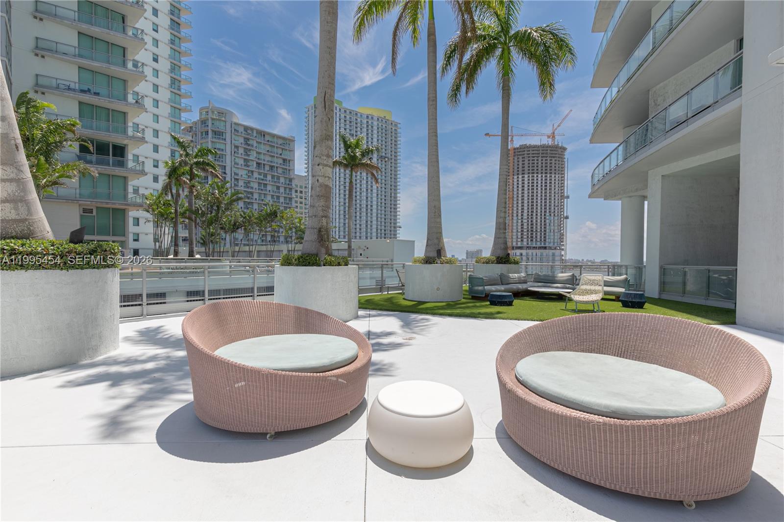 90 Southwest 3rd Street, Unit 3806 Miami, FL 33130 - Photo 20 of 32 a large tub sitting next to a white house