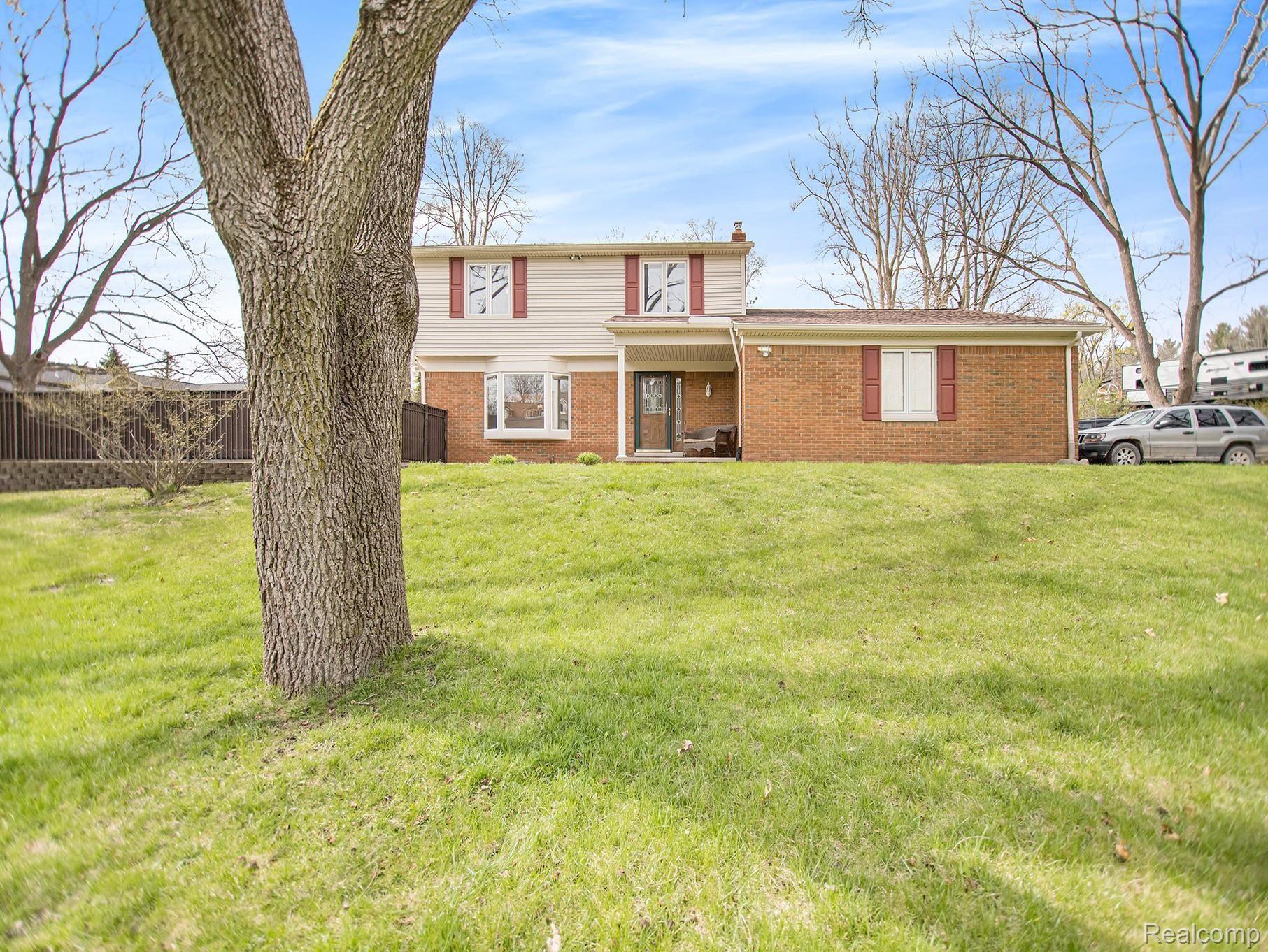 751 Edgewood Drive Rochester, MI 48306 - Photo 2 of 54 751 Edgewood Dr_46.jpg