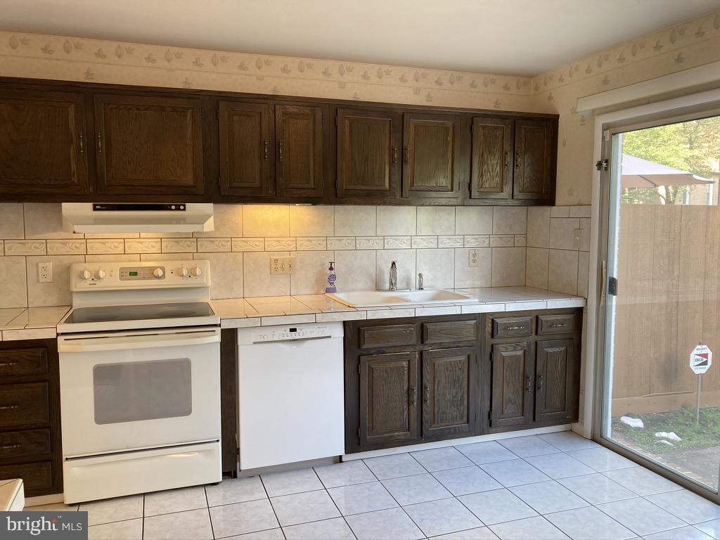 58 Wood Circle Reading, PA 19607 - Photo 8 of 38 Kitchen