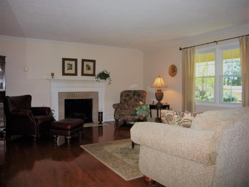 38 Compton Bristol, TN 37620 - Photo 10 of 25 Living Room wFpl