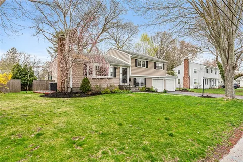 $899,000 | 7 Meadowbrook Drive, Barrington, RI 02806
