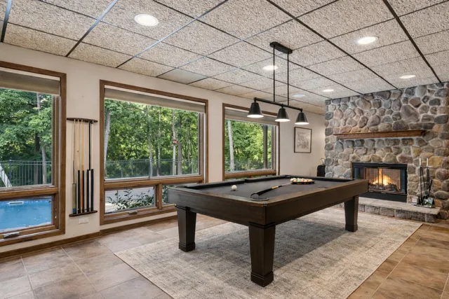 a view of a livingroom with a fireplace and a fireplace