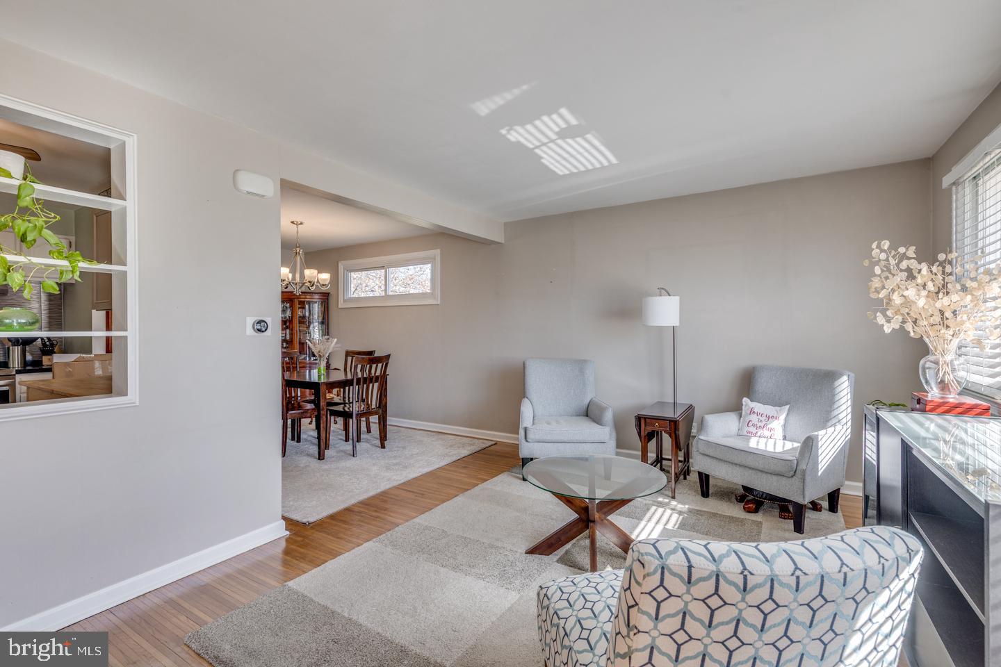 123 Valleybrook Road East Cherry Hill, NJ 08034 - Photo 5 of 41 Living Room